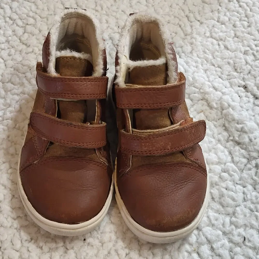 Little kids UGG Boots  Brown leather size 7_3